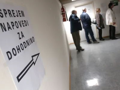 - sprejem napovedi za dohodnino - oddaja davčne napovedi - dohodnina 2005, DURS, Davčni urad, izpostava Ljubljana Vič, //FOTO: Matej Pov&scaron;eOPOMBA: ZA OBJAVO V ČASOPISU DNEVNIK