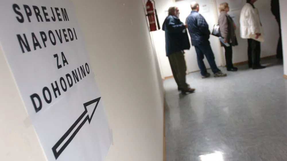 - sprejem napovedi za dohodnino - oddaja davčne napovedi - dohodnina 2005, DURS, Davčni urad, izpostava Ljubljana Vič, //FOTO: Matej Pov&scaron;eOPOMBA: ZA OBJAVO V ČASOPISU DNEVNIK