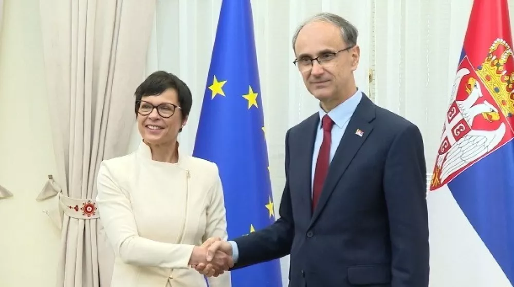 Komisarka za &scaron;iritev Marta Kos in premier Srbije Đuro Macut. 