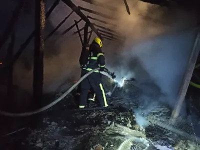 Gasilci so požar omejili in pogasili, a je objekt vseeno v celoti zgorel in je uničen. 