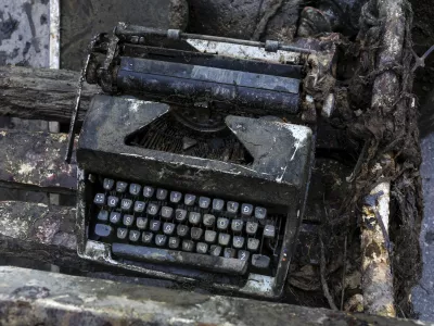 - 23.04.2016 - Ekolo&scaron;ko-čistilna akcija Ljubljanica 2016 - spomladansko či&scaron;čenje reke Ljubljanice od Trnovskega pristana do Tromostovja v Ljubljani - pisalni stroj  //FOTO: Jaka Gasar