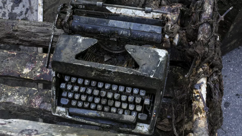 - 23.04.2016 - Ekolo&scaron;ko-čistilna akcija Ljubljanica 2016 - spomladansko či&scaron;čenje reke Ljubljanice od Trnovskega pristana do Tromostovja v Ljubljani - pisalni stroj  //FOTO: Jaka Gasar
