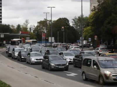 - 26.10.2023 - Tivolska cesta - prometni zastoj v Ljubljani //FOTO: Luka Cjuha