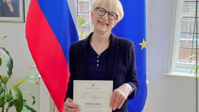 Strokovnjakinja za vino Caroline Gilby je državljanstvo prejela kot priznanje za dvajsetletno delo. Foto: zajem zaslona