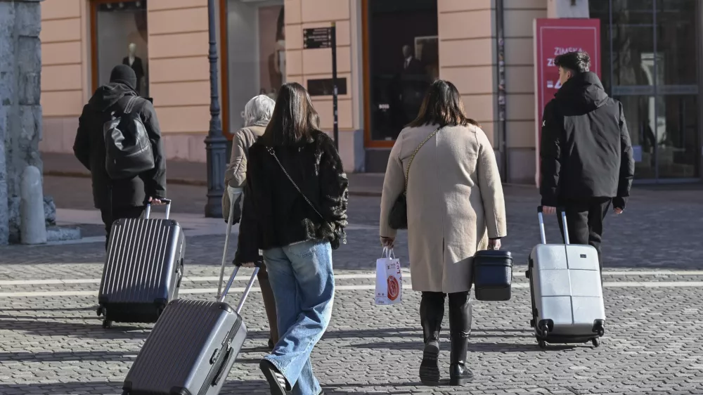 Po podatkih je v Sloveniji v kratkotrajnem tržnem najemu približno 12.000 stanovanj, kar pomeni, da je na tri tržna stanovanja za dolgotrajni najem približno eno stanovanje namenjeno kratkotrajnemu najemu. Foto: Nik Erik Neubauer