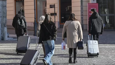 Po podatkih je v Sloveniji v kratkotrajnem tržnem najemu približno 12.000 stanovanj, kar pomeni, da je na tri tržna stanovanja za dolgotrajni najem približno eno stanovanje namenjeno kratkotrajnemu najemu. Foto: Nik Erik Neubauer