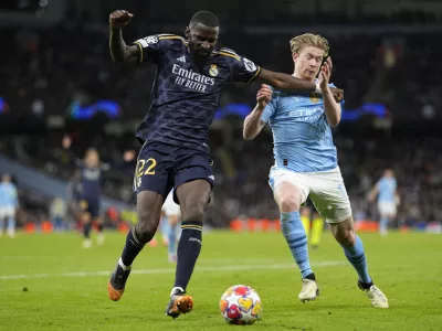 Manchester City's Kevin De Bruyne, right, fights for the ball with Real Madrid's Antonio Rudiger during the Champions League quarterfinal second leg soccer match between Manchester City and Real Madrid at the Etihad Stadium in Manchester, England, Wednesday, April 17, 2024. (AP Photo/Dave Shopland)