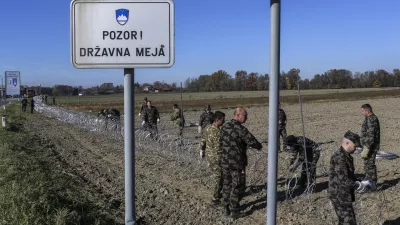- 11.11.2015 - Gibina v Občini Razkrižje ob reki Muri - slovenska vojska je na meji s Hrva&scaron;ko začela postavljati prve tehnične ovire oziroma žičnato ograjo, ki bo usmerjala prebežnike proti nadzornim vstopnim točkam - začasna usmerjevalna in varovana žičnata ograja - schengensko območje tabla pozor državna meja - gibanje omejeno   - Begunci 2015 - migracije po zahodni balkanski poti - migracijska pot beguncev iz Sirije, Afganistana in Iraka čez Balkan proti zahodni Evropi - evropska begunska kriza - migranti   //FOTO: Jaka Gasar