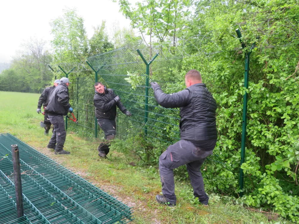 V Osilnici so začeli odstranjevati ograjo. F Dragana Stanković