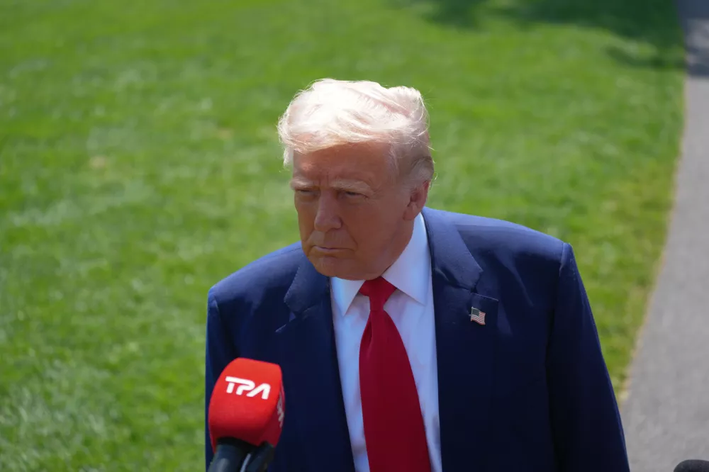 29 April 2025, US, Washington: US President Donald Trump takes questions from the press prior to boarding Marine One. The President is heading to Michigan to commemorate 100 days of his second term. Photo: Andrew Leyden/ZUMA Press Wire/dpa