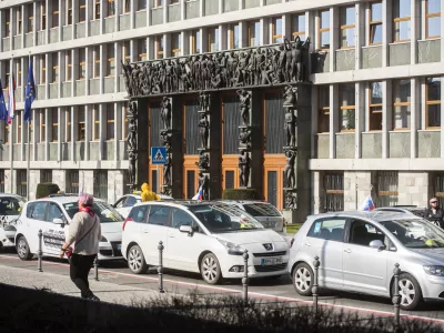 Ljubljana, pred DZ.Novinarska konferenca Sindikata taksistov pri Sindikatu delavcev prometa in zvez, na kateri so predstavili stisko, v kateri so se znasli po sprejetju odloka o omejitvah in nacinu izvajanja javnega prevoza potnikov.