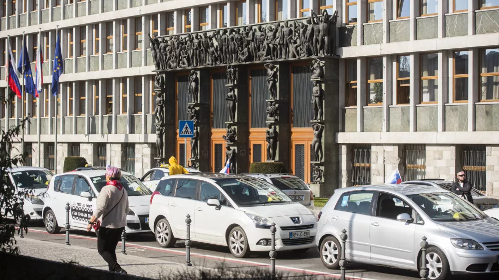 Ljubljana, pred DZ.Novinarska konferenca Sindikata taksistov pri Sindikatu delavcev prometa in zvez, na kateri so predstavili stisko, v kateri so se znasli po sprejetju odloka o omejitvah in nacinu izvajanja javnega prevoza potnikov.