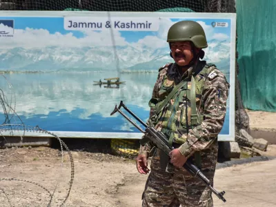 30 April 2025, India, SrinagarAn Indian paramilitary trooper patrols in Srinagar. Tensions between India and Pakistan continue to simmer a week after a deadly militant attack in Indian-administered Kashmir that left more than two dozen dead. PhotoSaqib Majeed/SOPA Images via ZUMA Press Wire/dpa