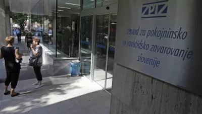 - Ilustrativna fotografija,starej&scaron;i občani, upokojenci, pokojnina, pokojninska reforma- ZPIZ (Zavod za pokojninsko in invalidsko zavarovanje Slovenije)//FOTO: Luka CjuhaOPOMBA: ZA OBJAVO V ČASOPISU DNEVNIK