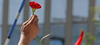 - ilustrativna fotografija - 1. maj - praznik dela, nagelj - protestni shod Sindikata delavcev gostinstva in turizma Slovenije pred GZS v podporo že izpogajanim zahtevam v pogajanjih za dvig plač v gostinstvu in turizmu za leto 2009;//FOTO: Luka CjuhaOPOMBA: ZA OBJAVO V ČASOPISU DNEVNIK