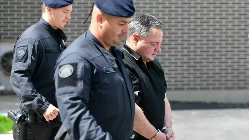 Župnik na poti na zasli&scaron;anje na tožilstvo zaradi suma spolnega napada na mladoletnika. 