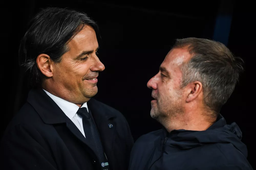 30 April 2025, Spain, Barcelona: Inter Milan's coach Simone Inzaghi and FC Barcelona's coach Hansi Flick greet each other ahead of the UEFA Champions League soccer match between FC Barcelona and Inter Milan at Stadio olimpico Lluis Companys. Photo: Andrea Amato/Ipa Sport / Ipa-Age/LiveMedia-IPA/ZUMA Press Wire/dpa