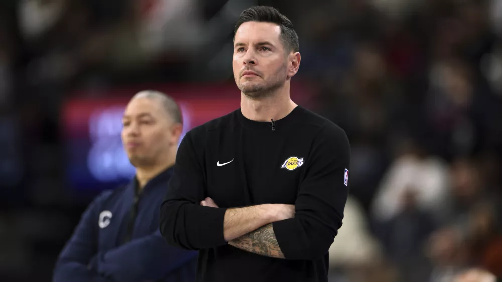 Los Angeles Lakers head coach JJ Redick follows the action from the sideline during the second half against Los Angeles Clippers on Tuesday, Feb. 4, 2025, in Inglewood, Calif. (AP Photo/Kevork Djansezian) / Foto: Kevork Djansezian