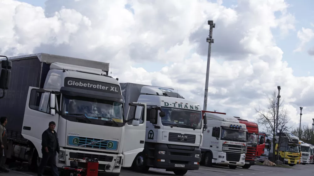 - Počivali&scaron;če Barje - parkiri&scaron;če za tovorna vozila - tovornjaki - kamioni, omejitev prometa na cestah -       //FOTO: Luka Cjuha