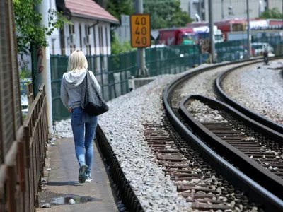 - simbolična fotografija - Slovenske železnice (SŽ) - železni&scaron;ka proga - železni&scaron;ki tiri - drugi tir - železnica - //FOTO: Tomaž Skale