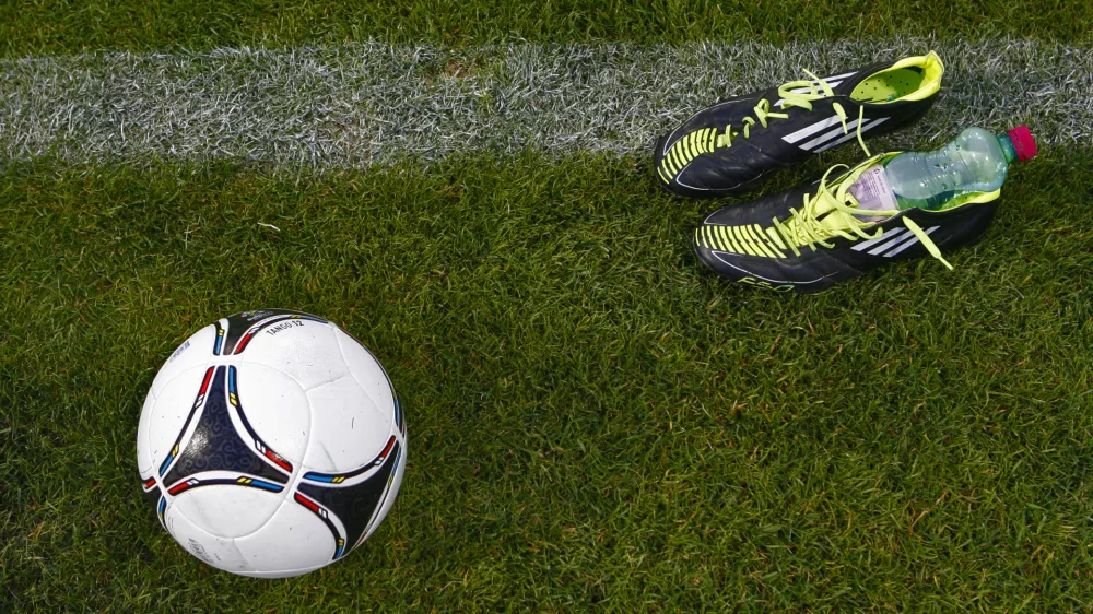 - ilustrativna fotografija - nogometne superge - kopačke, žoga - nogometno igri&scaron;če - voda - nogomet - &scaron;port//FOTO: Tomaž Skale