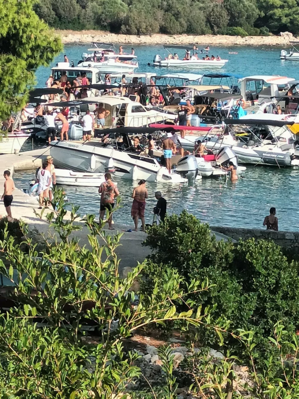 V času glavne turistične sezone ta majhen in občutljiv zaliv dnevno sprejme več kot 150 plovil in več kot 1500 obiskovalcev. Foto: peticijeonline.com