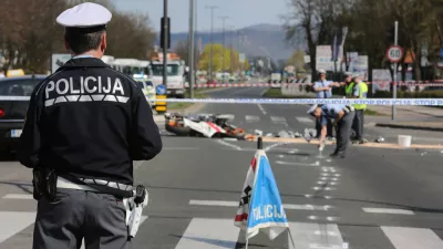 - 29.3.2017 - križi&scaron;če Zalo&scaron;ka cesta - Toplarni&scaron;ka ulica v Ljubljani - prometna nesreča v kateri sta bila udeležena re&scaron;evalno vozilo in motorno kolo - voznik motorja in njegova sopotnica sta umrla na kraju nesreče,//FOTO: Luka Cjuha