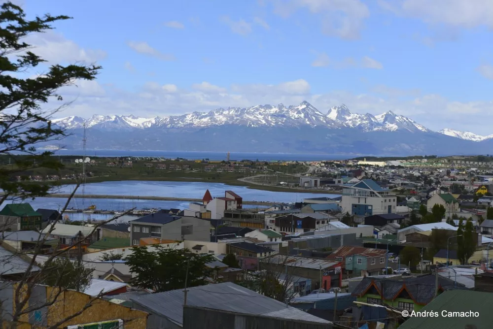 Najjužnej&scaron;e mesto - UshuaiaČeprav je za mnoge najjužnej&scaron;e mesto na svetu Puerto Williams na čilskem otoku Navarino - velik del prebivalcev tega kraja so pripadniki čilskega mornarice, je najbolj južno naseljeno mesto, ki dejansko živi, argentinska Ushuaia (54&deg;48'7"S 68&deg;18'11"W). Gre za upravno sredi&scaron;če najjužnej&scaron;e argentinske province &raquo;Tierra del Fuego, Ant&aacute;rtida e Islas del Atl&aacute;ntico Sur&laquo; in največje mesto na Ognjeni zemlji. Mesto je bilo ustanovljena leta 1884, od leta 1902 pa je bil v mestu zapor. Leta 1947 so ga zaprli in uvedli mnoge davčne ugodnosti, da bi privabili nove prebivalce. V času zapora so zgradili le železnico, v zadnjih letih pa ima mesto z okoli 60.000 prebivalci, vse nivoje &scaron;olstva, prometne povezave s svetom, verske objekte in sodi&scaron;ča. Imajo dve televizijski postaji, dva dnevna časopisa in dve besno nasprotni mo&scaron;tvi v hokeju na ledu. V zadnjem času mesto, ki je živelo od ribolova, ovčereje, pridobivanja zemeljskega plina in nafte, služi s turizmom. Pohodni&scaron;tvo, smučanje, križarjenja, umetni&scaron;ki bienale&hellip; Rekord pri visokih temperaturah imajo nekaj pod 30 stopinjami januarja, najnižje gredo julija, ko je ponoči 20 pod ničlo.