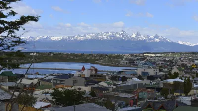 Najjužnej&scaron;e mesto - UshuaiaČeprav je za mnoge najjužnej&scaron;e mesto na svetu Puerto Williams na čilskem otoku Navarino - velik del prebivalcev tega kraja so pripadniki čilskega mornarice, je najbolj južno naseljeno mesto, ki dejansko živi, argentinska Ushuaia (54&deg;48'7"S 68&deg;18'11"W). Gre za upravno sredi&scaron;če najjužnej&scaron;e argentinske province &raquo;Tierra del Fuego, Ant&aacute;rtida e Islas del Atl&aacute;ntico Sur&laquo; in največje mesto na Ognjeni zemlji. Mesto je bilo ustanovljena leta 1884, od leta 1902 pa je bil v mestu zapor. Leta 1947 so ga zaprli in uvedli mnoge davčne ugodnosti, da bi privabili nove prebivalce. V času zapora so zgradili le železnico, v zadnjih letih pa ima mesto z okoli 60.000 prebivalci, vse nivoje &scaron;olstva, prometne povezave s svetom, verske objekte in sodi&scaron;ča. Imajo dve televizijski postaji, dva dnevna časopisa in dve besno nasprotni mo&scaron;tvi v hokeju na ledu. V zadnjem času mesto, ki je živelo od ribolova, ovčereje, pridobivanja zemeljskega plina in nafte, služi s turizmom. Pohodni&scaron;tvo, smučanje, križarjenja, umetni&scaron;ki bienale&hellip; Rekord pri visokih temperaturah imajo nekaj pod 30 stopinjami januarja, najnižje gredo julija, ko je ponoči 20 pod ničlo.