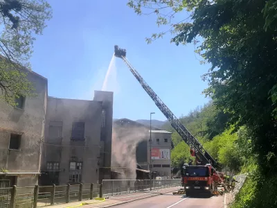 Požar TKI Hrastnik, 2. 5. 2025Požar, gasilci, gasilska lestev, ga&scaron;enje
