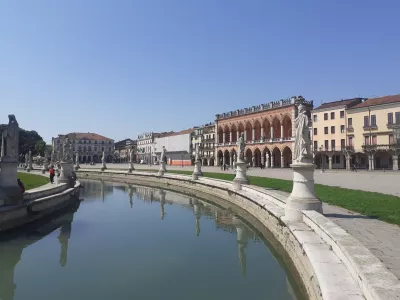 Padova, - Prato della Valle: eden največjih trgov v Evropi.