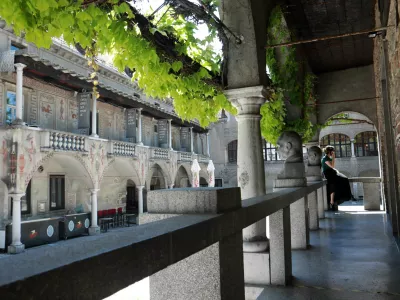 Predstavniki srednje &scaron;ole za oblikovanje in fotografijo ministra Vinka Logaja prosijo, naj za&scaron;čiti interese &scaron;ole in prepreči prodajo solastni&scaron;kega deleža države v Križankah. Foto: Tomaž Skale