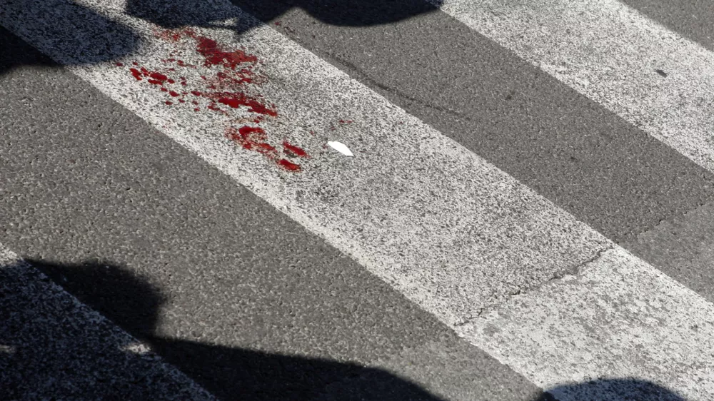 - Zmajsk most - prometna nersreča v kateri je voznik trćil v pe&scaron;ca na prehodu za pe&scaron;ce /FOTO: Bojan Velikonja