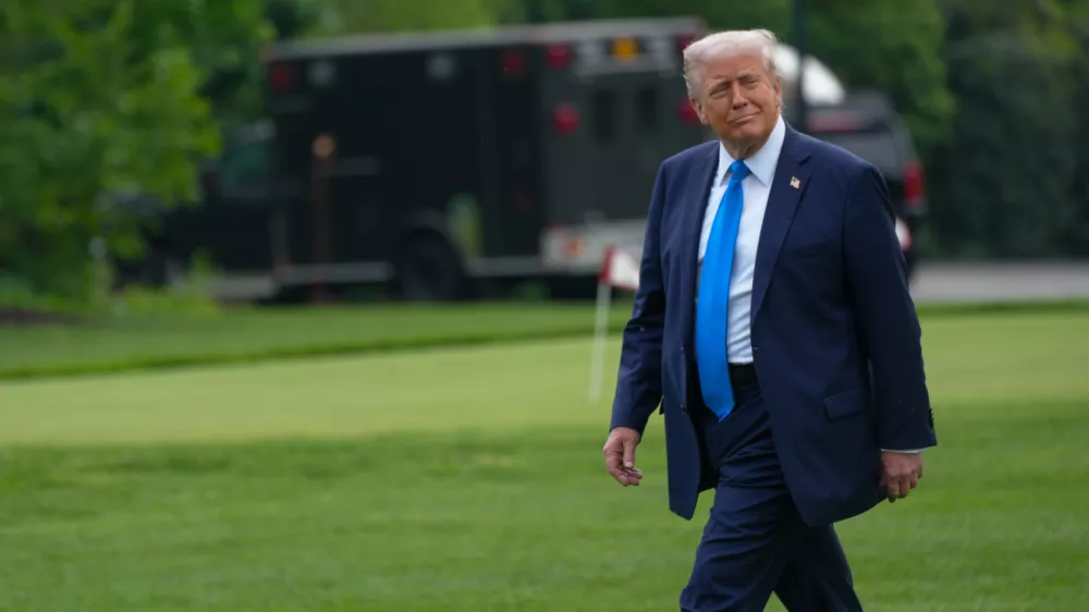 01 May 2025, US, Washington: US President Donald Trump heads to Marine One for a flight to Andrews and then on to the University of Alabama, where he will deliver the commencement address. Photo: Andrew Leyden/ZUMA Press Wire/dpa