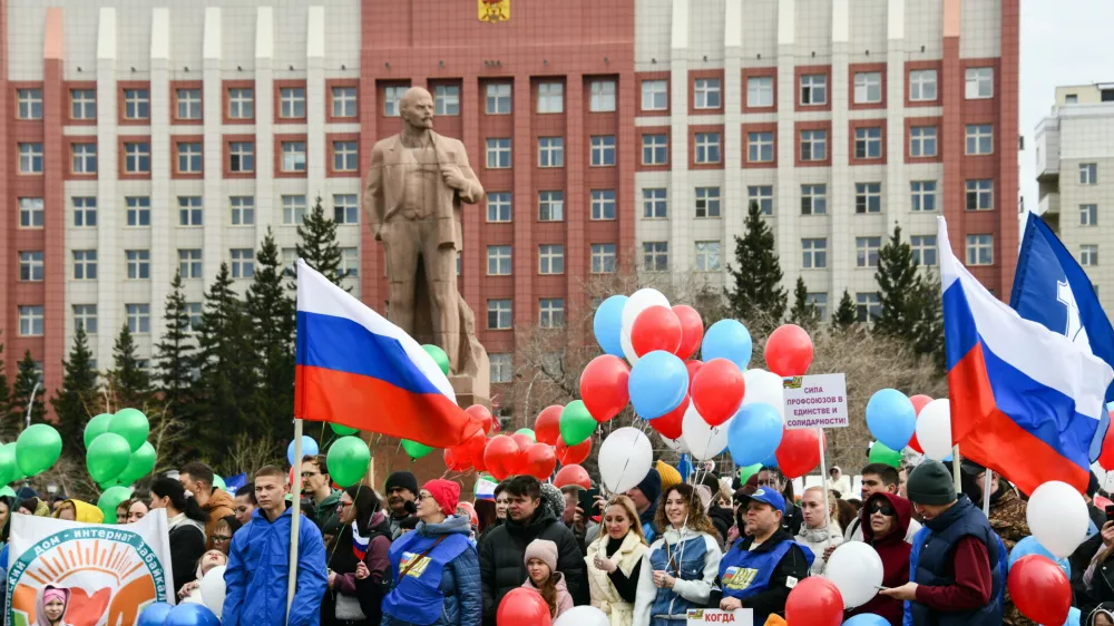 01 May 2025, Russia, Chita: People take part in a rally held in Lenina Square by trade unions of the Transbaikal Region and titled 'Decent Labour of Everyone is a Guarantee of the Country's Well-Being!' to mark International Workers' Day. Photo: Yevgeny Yepanchintsev/TASS via ZUMA Press/dpa