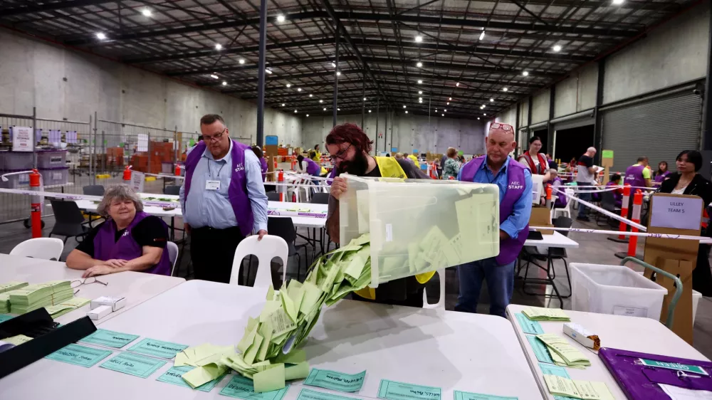 03 May 2025, Australia, Brisbane: Australian Electoral Commission staff count ballots during the 2025 federal election at OPC in Brisbane. Photo: Jason O'brien/AAP/dpa