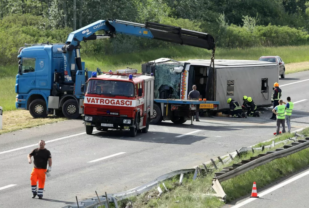 V trčenju avta in avtobusa sta 4. maja na hrva&scaron;ki avtocesti umrli dve osebi, več jih je bilo ranjenih. 