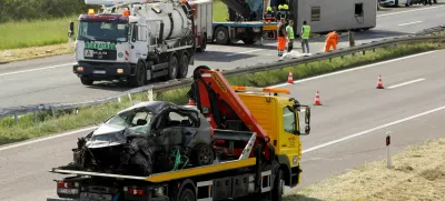 V trčenju avta in avtobusa na hrvaški avtocesti sta umrli najmanj dve osebi. 