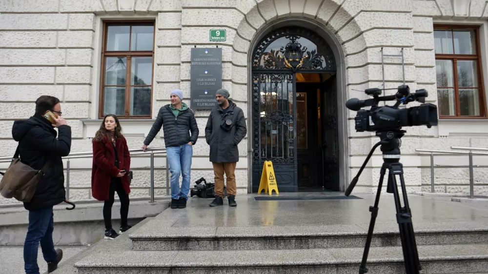 - simbolična fotografija - Okrožno sodi&scaron;če v Ljubljani - novinarji - mediji -- 09.03.2023 - sojenje - predobravnavni narok v tožbi davčnega svetovalca Roka Snežiča proti ministru za delo Luki Mescu zaradi žaljive obdolžitve //FOTO: Tomaž Skale