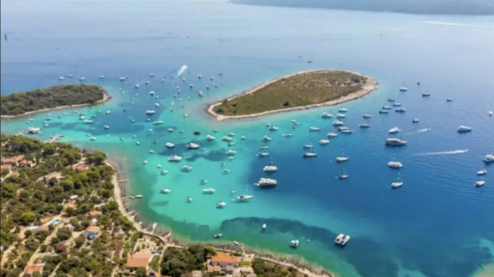 Zaliv dnevno obi&scaron;če okoli 1500 ljudi, kar je glede na velikost zaliva nesprejemljivo. Foto: peticijeonline.com