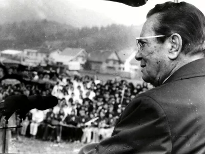 Med enim od svojih govorov pred množico poslu&scaron;alcev.