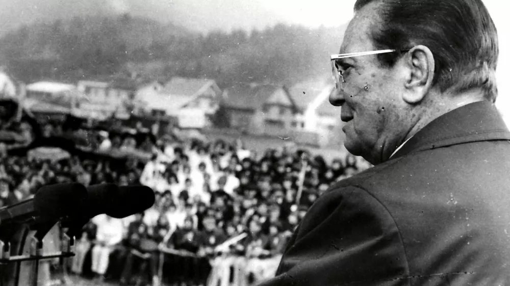 Med enim od svojih govorov pred množico poslu&scaron;alcev.