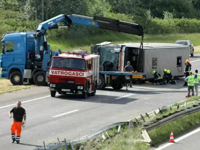 Avtobus se je prevrnil.
