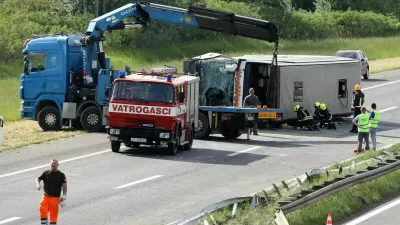 Avtobus se je prevrnil.