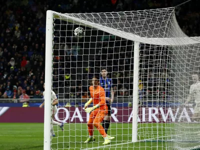 Soccer Football - Champions League - Quarter Final - Second Leg - Inter Milan v Bayern Munich - San Siro, Milan, Italy - April 16, 2025 Bayern Munich's Eric Dier scores their second goal past Inter Milan's Yann Sommer REUTERS/Alessandro Garofalo