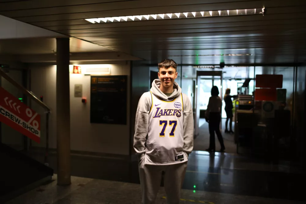 05.05. 2025. Navijač. Prihod Luke Dončiča v Ljubljano. foto: Bojan Velikonja 