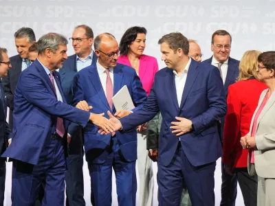 Vodja CDU in prihodnji kancler Friedrich Merz (na sredini), vodja CSU Markus S&ouml;der (levo) in vodja socialdemokratov (SPD) ter prihodnji namestnik kanclerja Lars Klingbeil se veselijo ob podpisu 144 strani dolge koalicijske pogodbe. Foto: DPA