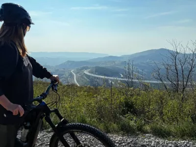 Na kolesarski poti se odpirajo najlep&scaron;i razgledi na Kra&scaron;ki rob in okolico. F visitkoper.si