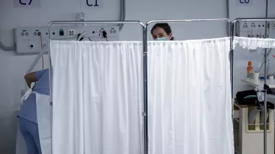 - simbolična fotografija - zdravstvo, zdravnik, medicinska sestra, medicinsko osebje, pacient, bolnica, bolni&scaron;nica- 12.03.2025 - ministrica za zdravje Valentina Prevolnik Rupel si je na delovnem obisku v Univerzitetnem kliničnem centru (UKC) ogledala tekoče investicije//FOTO: Jaka Gasar