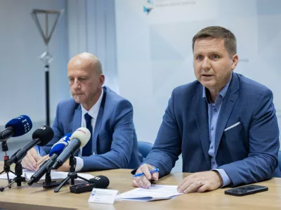 Ljubljana, DVK.Novinarska konferenca Drzavne volilne komisije (DVK) o poteku glasovanja na zakonodajnem referendumu o zakonu o dodatku k pokojnini za izjemne dosezke na podrocju umetnosti, ki bo 11. maja.Predsednik DVK Peter Golob in direktor sluzbe DVK Igor Zorcic.